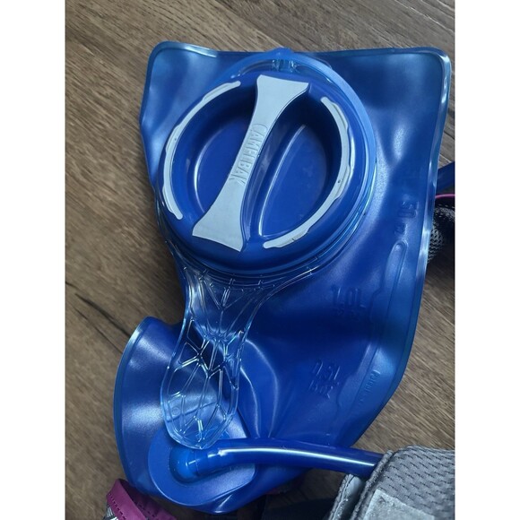 CamelBak Mini M.U.L.E. Hydration Backpack 50 oz with bladder - Picture 3 of 4